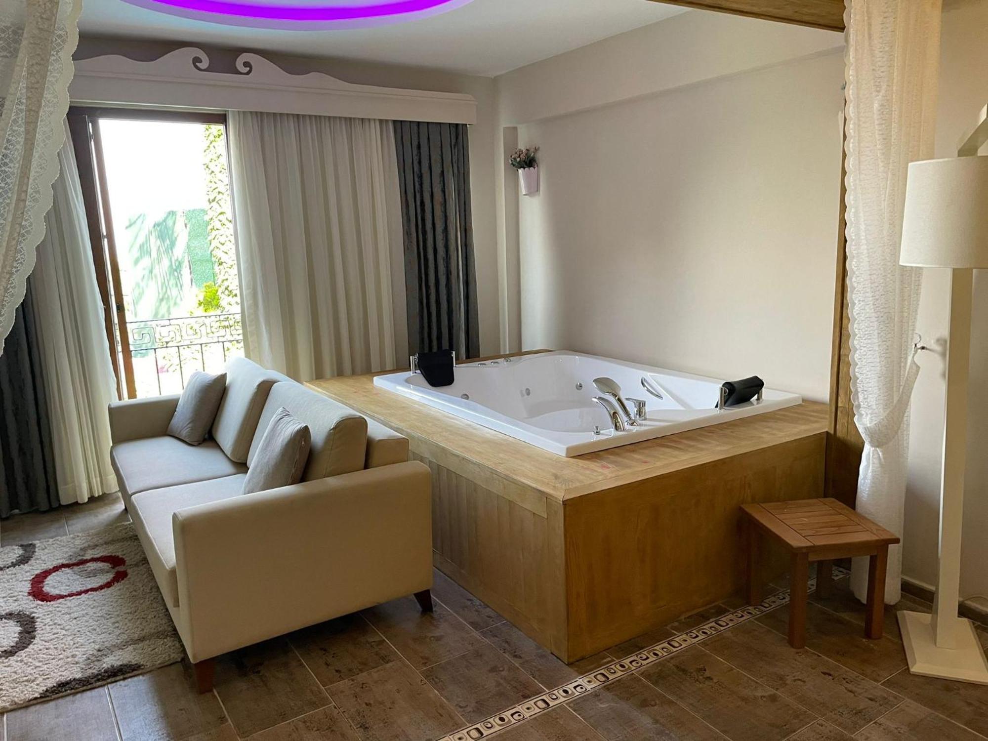 Alya Villa Butik Hotel Турунч Екстериор снимка